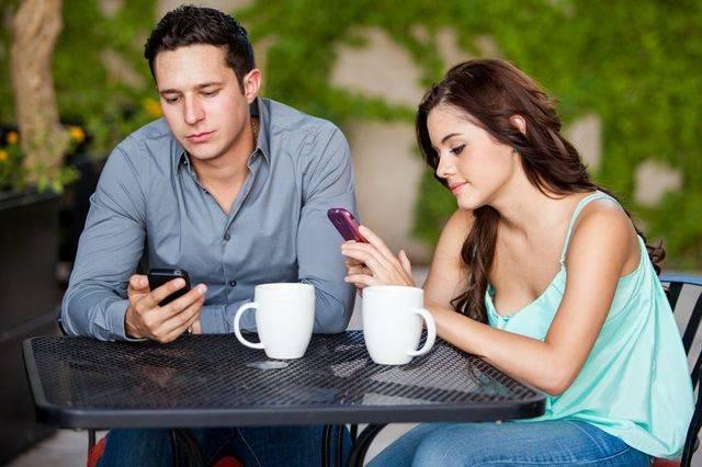 รูปภาพ:http://wwwlifespancom.c.presscdn.com/wp-content/uploads/2014/03/bored-couple-checking-their-phones.jpg