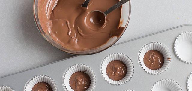 รูปภาพ:http://www.tablespoon.com/-/media/Images/Articles/PostImages/2014/03/2014-03-01-pb-cups-step07-680x324.jpg?la=en