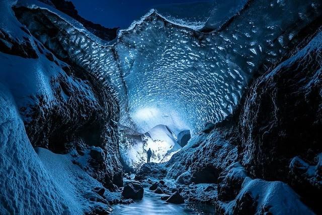 รูปภาพ:https://p2.piqsels.com/preview/104/535/669/tunnel-ice-blue-snow.jpg
