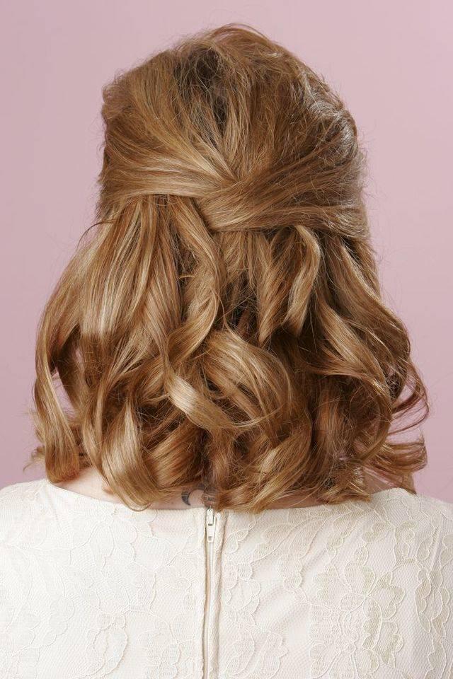 รูปภาพ:http://www.cakeballweddings.com/wp-content/uploads/2014/11/wedding-hairstyles-for-medium-hair-half-up-half-down.jpg