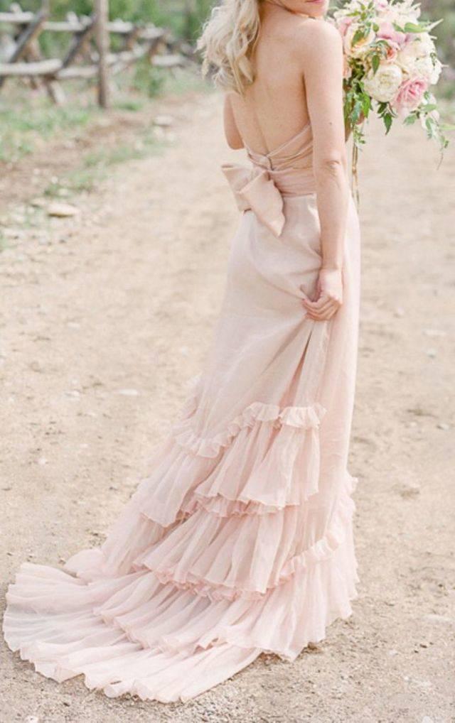 รูปภาพ:http://www.deerpearlflowers.com/wp-content/uploads/2014/11/Romantic-and-ethereal-blush-wedding-dress-with-lovely-ruffled-train-644x1024.jpg