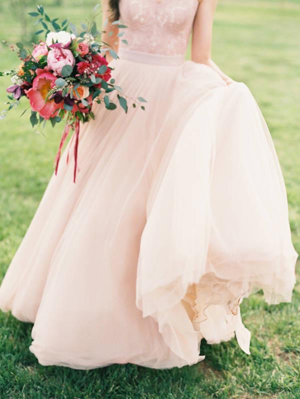 รูปภาพ:http://www.deerpearlflowers.com/wp-content/uploads/2014/11/Blush-Lace-Wedding-Gown.jpg