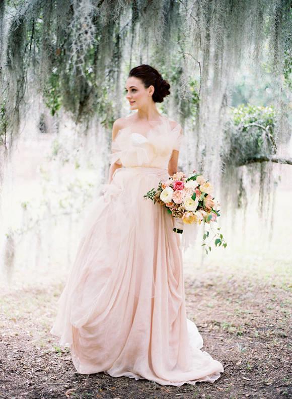 รูปภาพ:http://www.deerpearlflowers.com/wp-content/uploads/2014/11/Blush-Wedding-Gown.jpg