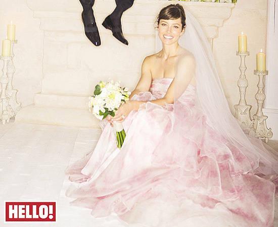 รูปภาพ:http://www.hellomagazine.com/imagenes//brides/201210299826/jessica-biel-wedding-dress/0-49-534/jessica-biel-wedding--z.jpg