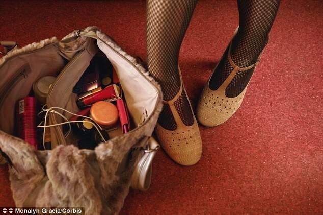 รูปภาพ:http://i.dailymail.co.uk/i/pix/2014/10/24/1414138668344_wps_5_Woman_s_legs_and_purse_Im.jpg