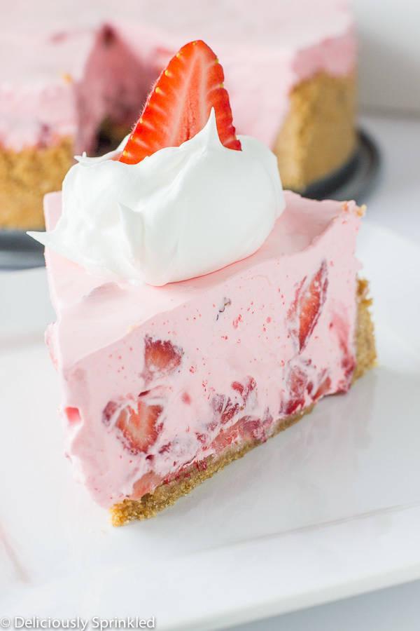 รูปภาพ:http://therecipecritic.com/wp-content/uploads/2015/05/No-Bake-Strawberry-Cream-Pie-16.jpg