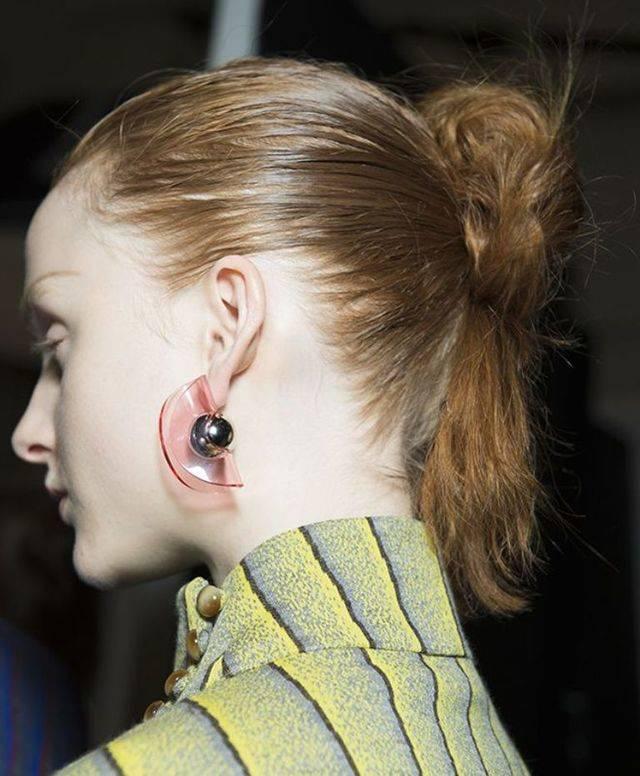 รูปภาพ:http://www.pouted.com/wp-content/uploads/2015/10/drop-single-hoop-and-statement-earrings-15.jpg