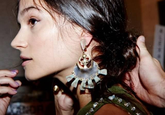 รูปภาพ:http://www.pouted.com/wp-content/uploads/2015/10/drop-single-hoop-and-statement-earrings-5.jpg
