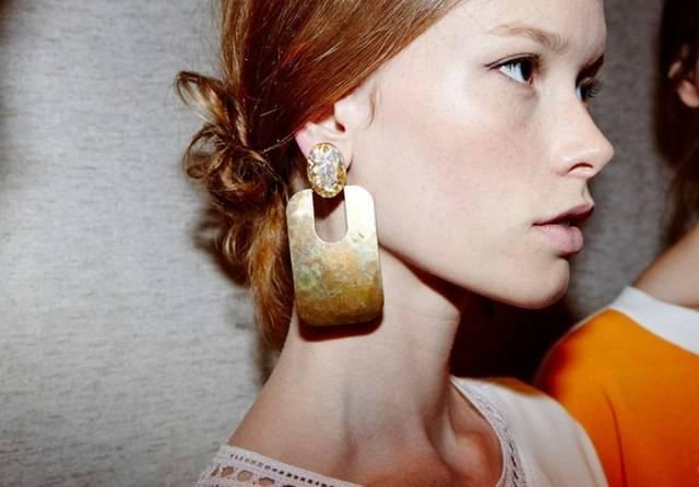 รูปภาพ:http://www.pouted.com/wp-content/uploads/2015/10/drop-single-hoop-and-statement-earrings-4.jpg