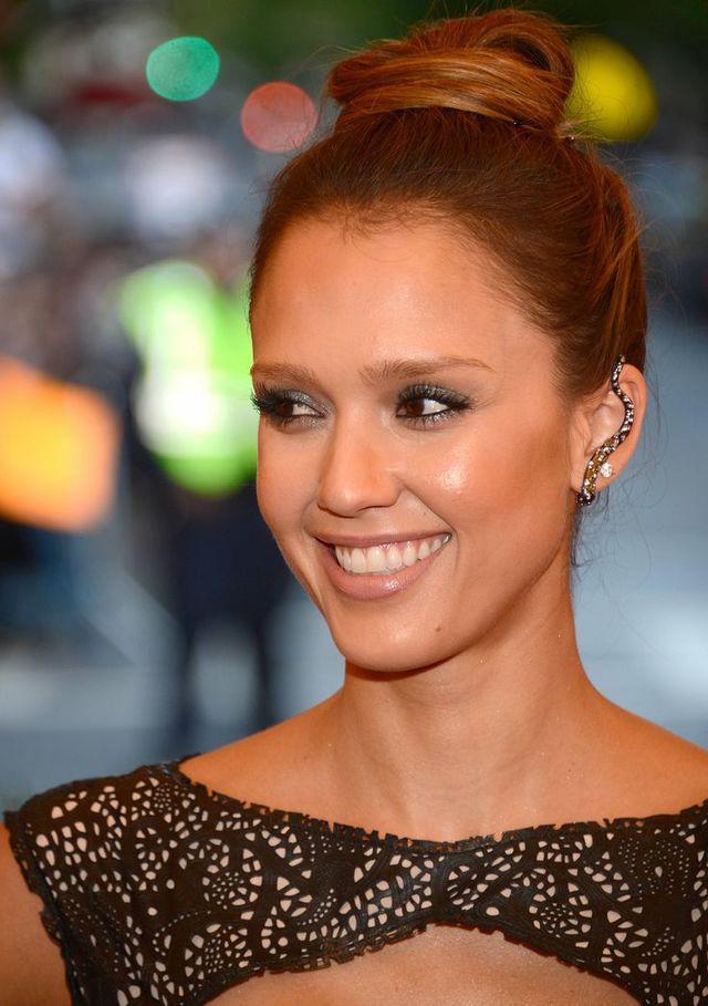 รูปภาพ:http://glamradar.com/wp-content/uploads/2014/09/jessica-alba-cuff-earrings.jpg