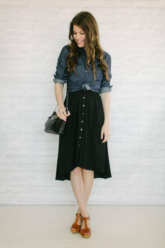 รูปภาพ:http://glamradar.com/wp-content/uploads/2015/02/tied-denim-button-down.jpg