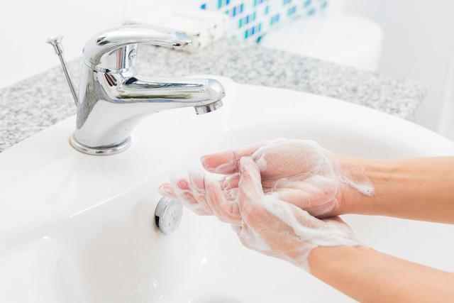 รูปภาพ:https://doctorsquarterly.com/wp-content/uploads/2019/02/Washing-Hands-Over-Sink.jpeg