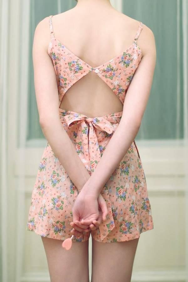 รูปภาพ:http://fenzyme.com/wp-content/uploads/2015/07/Gorgeous-Backless-Dresses-for-Romantic-Date-32.jpg