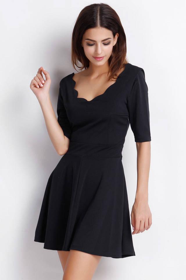 รูปภาพ:http://image5.oasap.com/o_img/2014/12/31/51527-427440/essential-black-a-line-dress-with-scalloped-hem.jpg