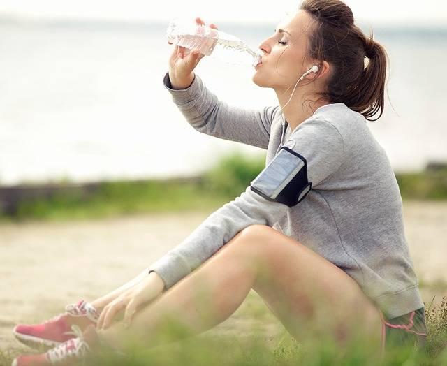 รูปภาพ:http://s3.amazonaws.com/etntmedia/media/images/ext/124551234/woman-drinking-water-6-ways-boost-your-metabolism.jpg