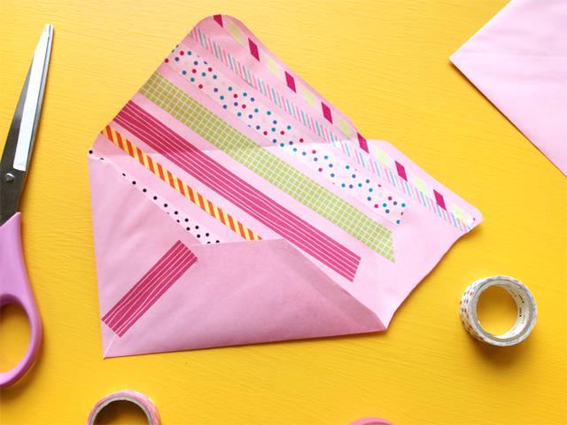 รูปภาพ:http://www.paperandpin.com/wp-content/uploads/2015/04/DIY-Washi-lined-envelopes-step3.jpg