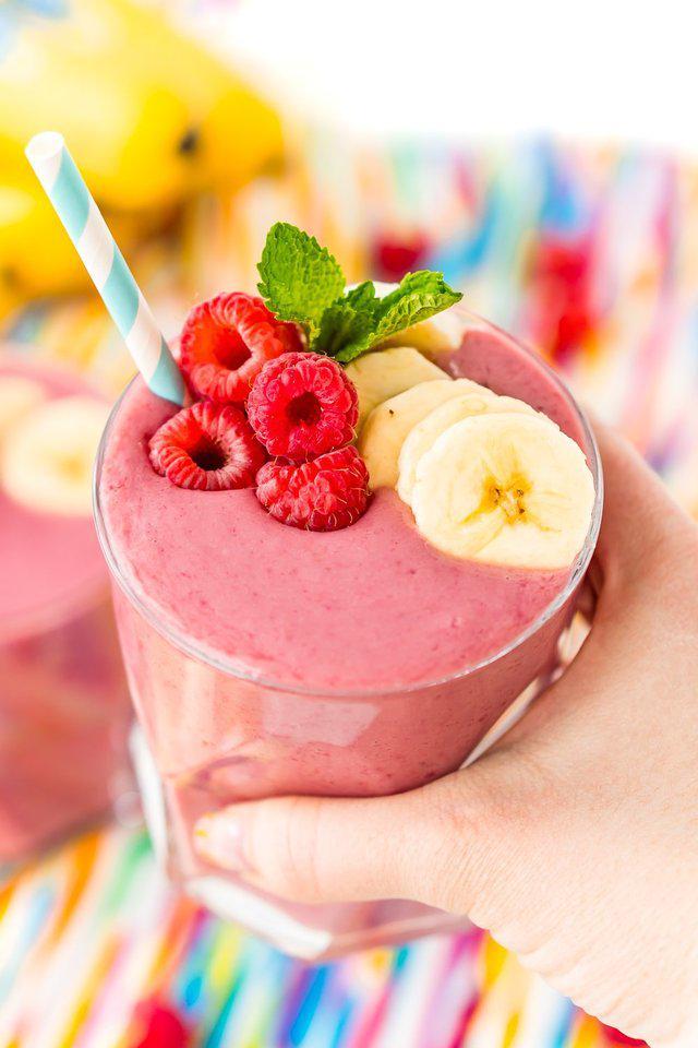 รูปภาพ:https://www.sugarandsoul.co/wp-content/uploads/2019/04/raspberry-banana-smoothie-recipe-9.jpg