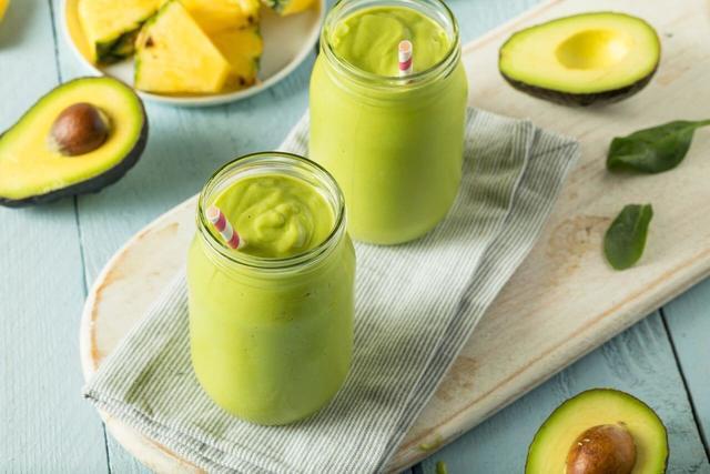 รูปภาพ:https://vibranthappyhealthy.com/wp-content/uploads/2019/08/Avocado-Pineapple-Smoothie.jpg