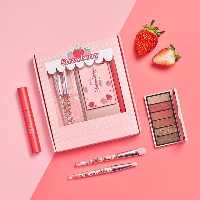 ตัวอย่าง ภาพหน้าปก:ไอเทมใหม่ล่าสุดจาก ETUDE x OLIVE YOUNG 'Strawberry Blossom Special Kit' สดใสเวอร์ 🍓