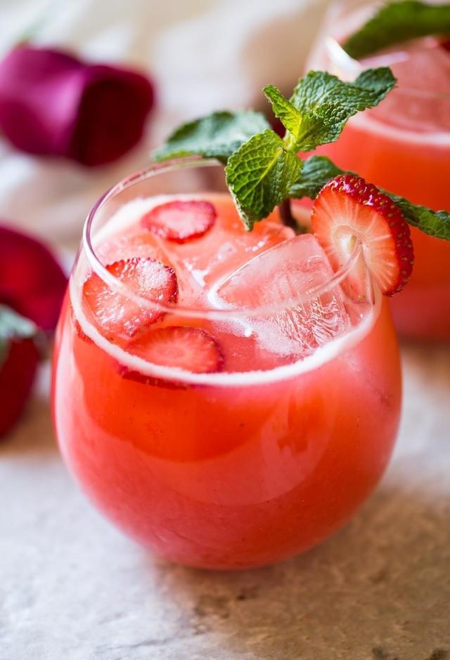 รูปภาพ:https://www.watchwhatueat.com/wp-content/uploads/2019/04/Refreshing-Homemade-Strawberry-Lemonade-6.jpg