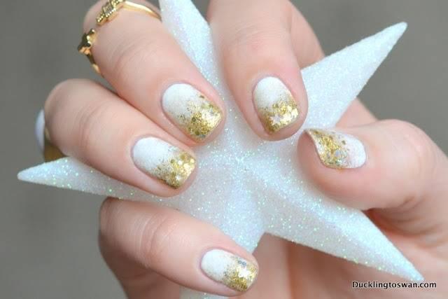 รูปภาพ:http://styletic.com/wp-content/uploads/2016/01/white-and-gold-nail-art-designs/2-white-and-gold-nail-designs.jpg
