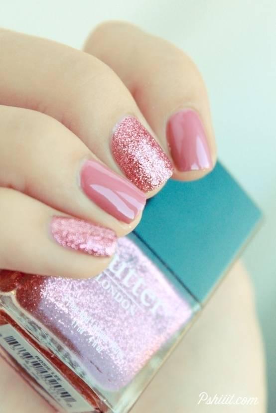 รูปภาพ:http://glamradar.com/wp-content/uploads/2013/01/pink-nail-design-with-glitter.jpg