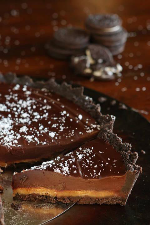 รูปภาพ:http://www.kevinandamanda.com/recipes/wp-content/uploads/2014/11/Dark-Chocolate-Salted-Caramel-Oreo-Pie-Recipe-16.jpg
