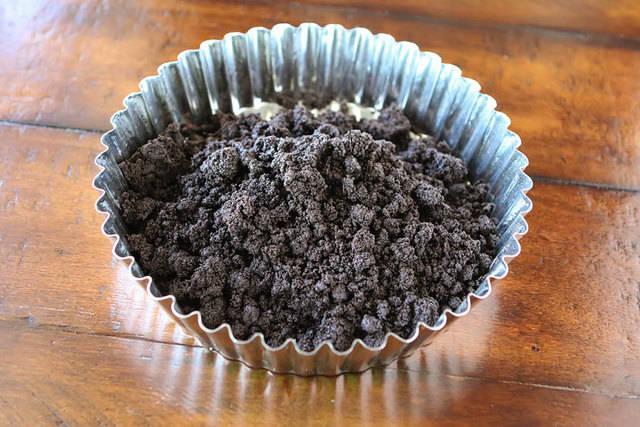 รูปภาพ:http://www.kevinandamanda.com/recipes/wp-content/uploads/2014/11/Dark-Chocolate-Salted-Caramel-Oreo-Pie-Recipe-07.jpg