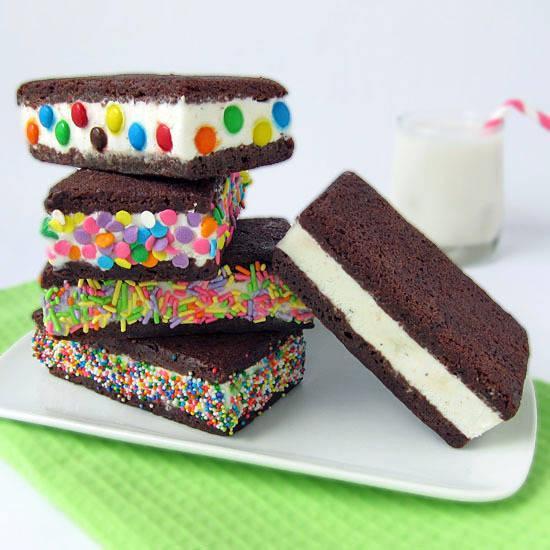 รูปภาพ:http://www.tablespoon.com/-/media/Images/Articles/PostImages/2013/08/week1/2013-08-02-brownie-ice-cream-sandwiches-square-550w.jpg?la=en