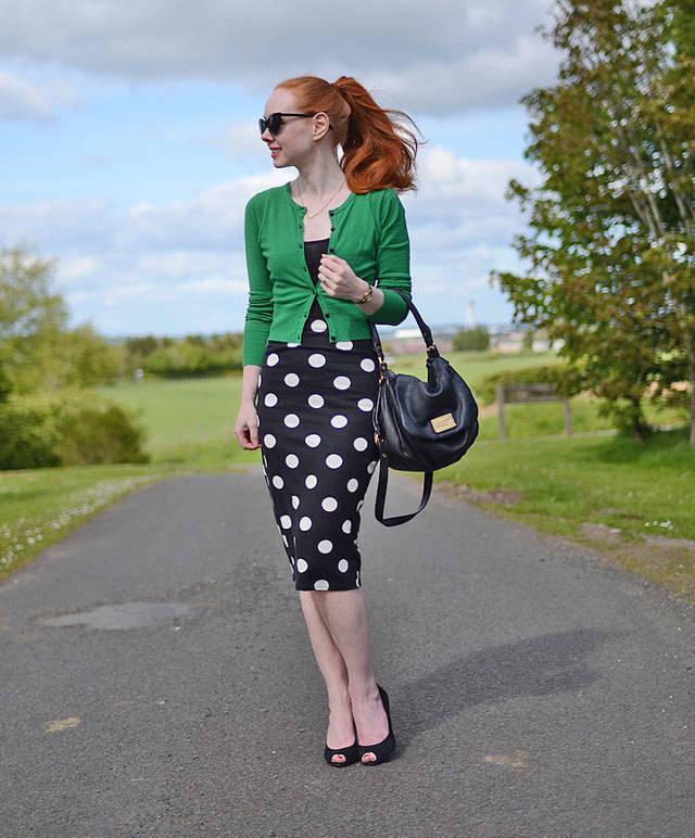 รูปภาพ:http://www.foreveramber.co.uk/wp-content/uploads/2015/06/polka-dot-pencil-skirt.jpg