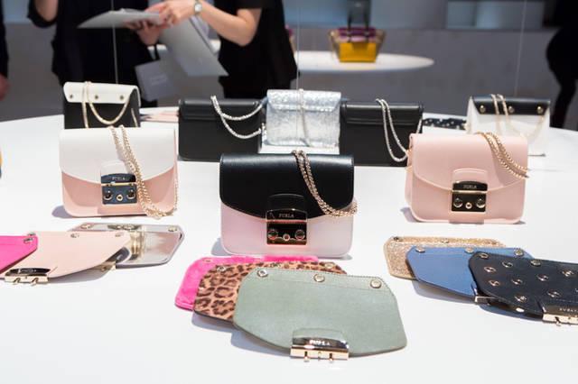 รูปภาพ:https://www.fashion-press.net/img/news/17113/furla_15aw_35.jpg