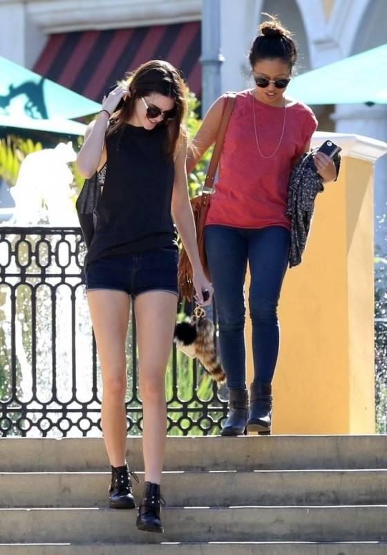 รูปภาพ:http://www.gotceleb.com/wp-content/uploads/celebrities/kendall-jenner/in-shorts-out-in-studio-city/Kendall-Jenner-in-Shorts--15-560x803.jpg