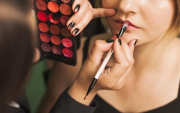 รูปภาพ:https://www.freepik.com/free-photo/professional-woman-making-up-girl-s-lips_4868421.htm#page=2&query=make+up++beauty+makeup&position=37