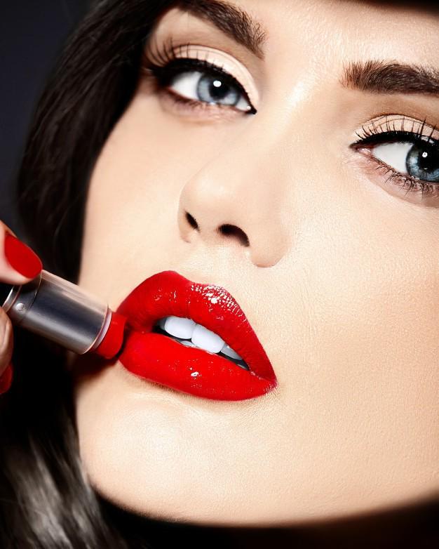 รูปภาพ:https://www.freepik.com/free-photo/portrait-beautiful-sexy-stylish-caucasian-young-woman-model-with-red-lips_6765716.htm