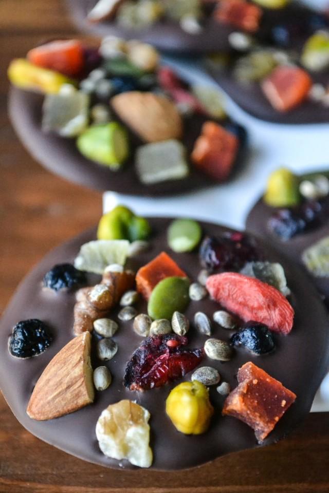 รูปภาพ:http://cf.theviewfromgreatisland.com/wp-content/uploads/2015/01/dark-chocolate-superfood-bites-5.jpg