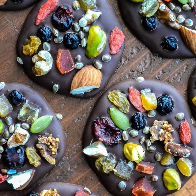 รูปภาพ:http://cf.theviewfromgreatisland.com/wp-content/uploads/2015/01/dark-chocolate-detox-bites-4.jpg