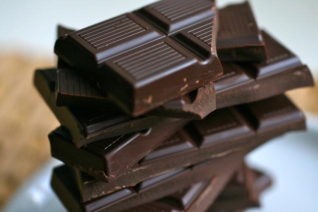 รูปภาพ:http://insights.ingredientsnetwork.com/wp-content/uploads/2015/05/The-Benefits-of-Dark-Chocolate-for-Valentine%E2%80%99s-Day-Recipe-Included.jpg