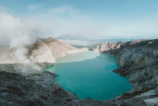 รูปภาพ:https://upload.wikimedia.org/wikipedia/commons/thumb/c/c2/Kawah-Ijen_Indonesia_Acidious-Lake-at_the-floor-of-the-crater-02.jpg/800px-Kawah-Ijen_Indonesia_Acidious-Lake-at_the-floor-of-the-crater-02.jpg