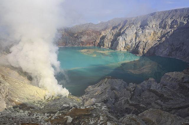 รูปภาพ:https://upload.wikimedia.org/wikipedia/commons/thumb/c/c2/Kawah-Ijen_Indonesia_Acidious-Lake-at_the-floor-of-the-crater-02.jpg/800px-Kawah-Ijen_Indonesia_Acidious-Lake-at_the-floor-of-the-crater-02.jpg