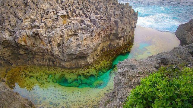 รูปภาพ:https://upload.wikimedia.org/wikipedia/commons/thumb/1/12/Angel%27s_Billabong%2C_Nusa_Penida.jpg/1024px-Angel%27s_Billabong%2C_Nusa_Penida.jpg