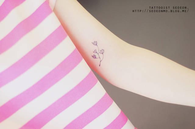 รูปภาพ:http://static.boredpanda.com/blog/wp-content/uploads/2014/10/minimalistic-feminine-discreet-tattoo-seoeon-20.jpg