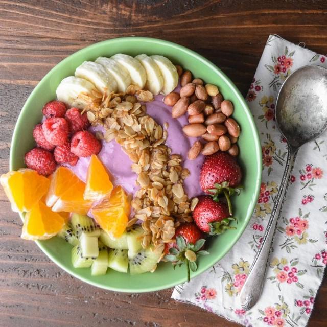 รูปภาพ:http://cf.theviewfromgreatisland.com/wp-content/uploads/2015/04/healthy-breakfast-smoothie-bowl-12.jpg