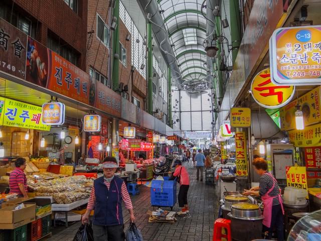 รูปภาพ:https://arielhudnall.files.wordpress.com/2015/09/busan-south-korea-71.jpg