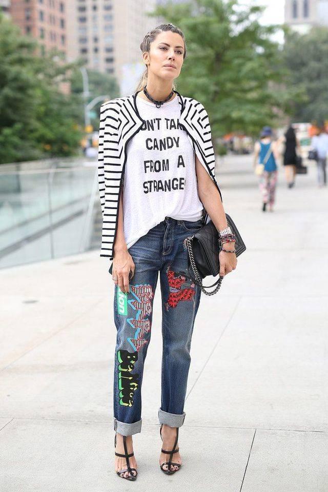 รูปภาพ:http://glamradar.com/wp-content/uploads/2015/10/3.-striped-blazer-with-slogan-shirt.jpg