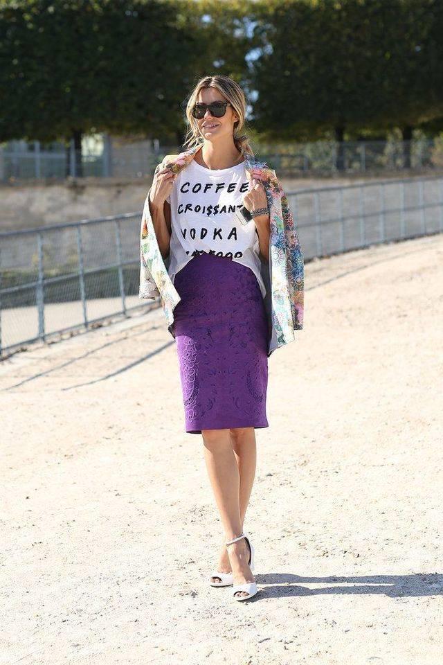 รูปภาพ:http://glamradar.com/wp-content/uploads/2015/10/1.-slogan-shirt-with-purple-skirt-and-blazer.jpg