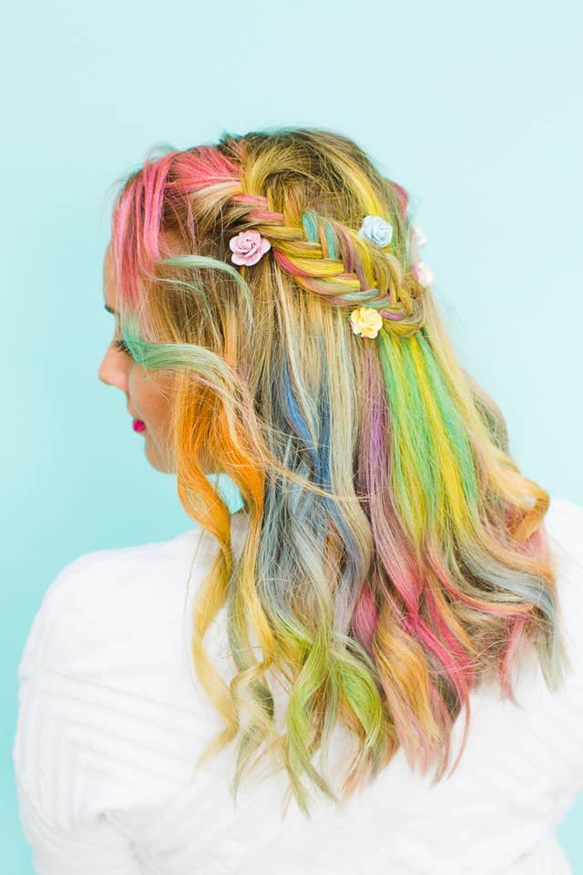 รูปภาพ:http://www.bespoke-bride.com/wp-content/uploads/2015/08/Rainbow-Hair-Unicorn-Pastel-style-chalk-GHD-festival-hair-ideas-fishtail-plait-crown-and-glory-Bespoke-Bride-tutorial-1-Copy.jpg