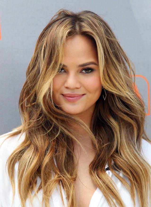 รูปภาพ:http://headhuntershairstudio.com.au/wp-content/uploads/2016/02/beach-waves-hair-chrissy-teigen.jpg