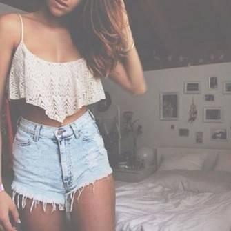 รูปภาพ:http://picture-cdn.wheretoget.it/ly8nfe-l-c335x335-tank-shorts-white-crop-blouse-floral-shirt-high+waisted+short-crop+tops-crochet-jeans-white+crop-lace-lace-white+lace-flower+print-cream+color-short+shirt-blonde-cropped-crop-hot+p.jpg