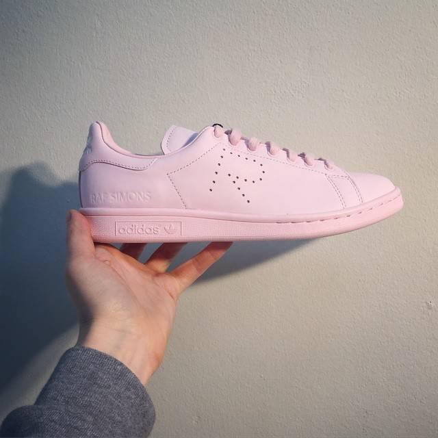 ตัวอย่าง ภาพหน้าปก:รองเท้าผ้าใบสีพาสเทล Adidas Originals x Raf Simons Stan Smith