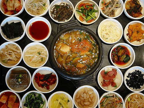 รูปภาพ:https://i1.wp.com/travelclosely.com/wp-content/uploads/2019/02/bukchon-hanok-village-food.png?resize=500%2C375&ssl=1
